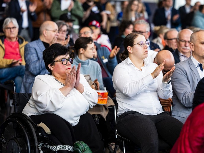 Das Publikum klatscht während der Eröffnungsreden. (vergrößerte Bildansicht wird geöffnet)