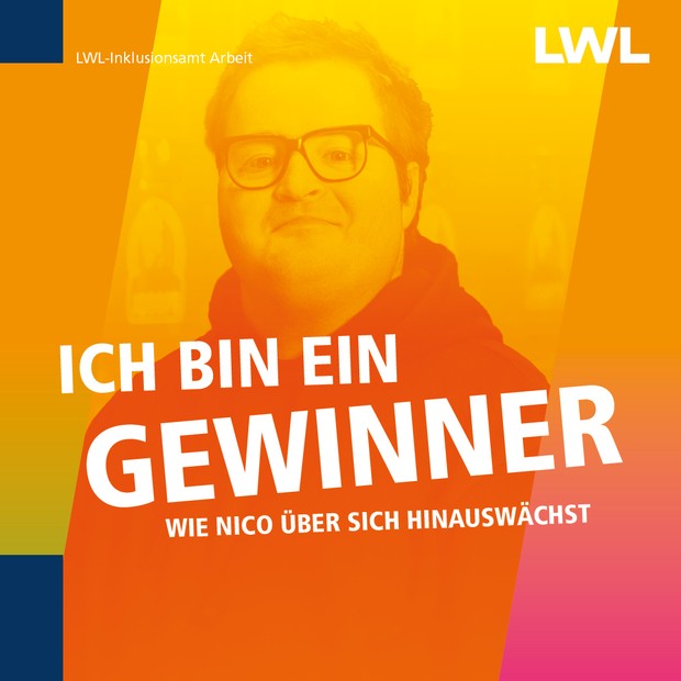 "Ich bin ein Gewinner!"  Ein junger Mann mit Brille, der einen schwarzen Pullover trägt.