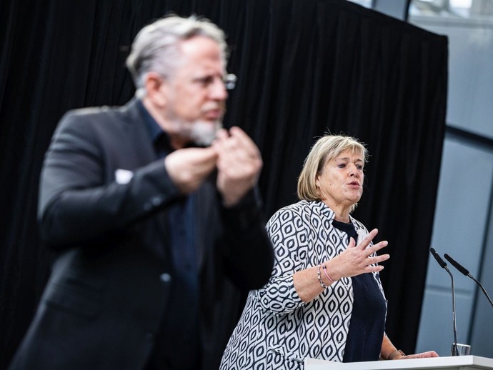 Uta Deutschländer hält eine Rede, die von einem Gebärdendolmetscher übersetzt wird. (vergrößerte Bildansicht wird geöffnet)