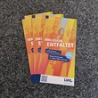 Fünf bunte Flyer liegen auf einem Tisch