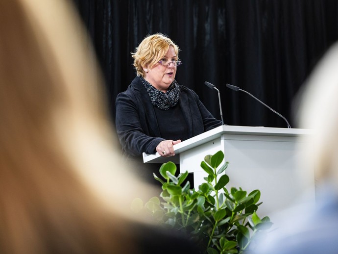 Claudia Middendorf hält eine kurze Rede. (vergrößerte Bildansicht wird geöffnet)
