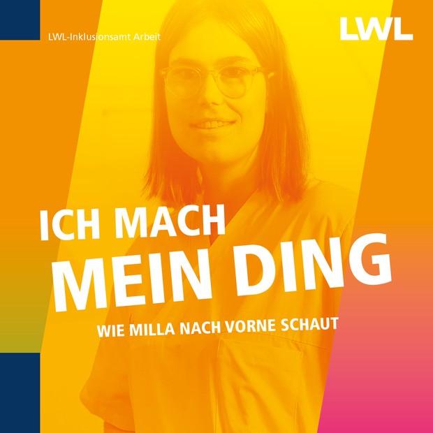 Eine junge Frau mit Brille. Sie trägt eine Krankenhausuniform.
