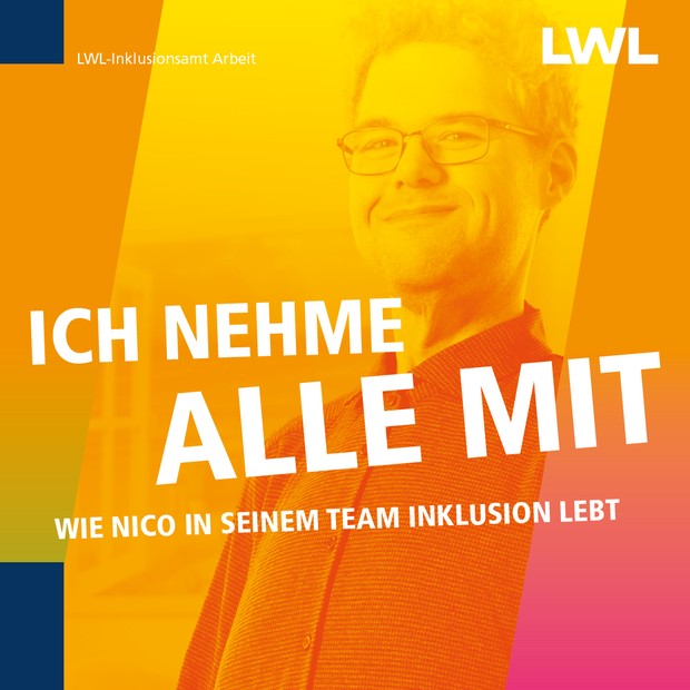 "Ich nehme alle mit" Ein jüngerer Mann mit Brille und Locken lächelt in die Kamera.