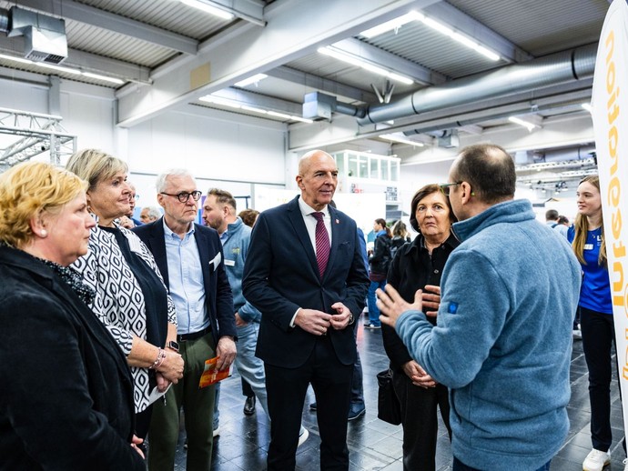Dr. Georg Lunemann, Uta Deutschländer und Claudia Middendorf informieren sich an einem Messestand, während ein Mitarbeiter ihnen etwas erklärt. (vergrößerte Bildansicht wird geöffnet)