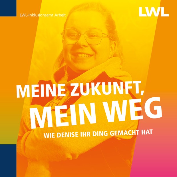 "Meine Zukunft, mein Weg" Eine junge, bebrillte Frau mit Weste lächelt in die Kamera.