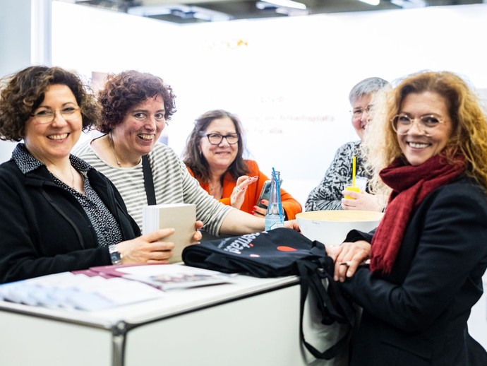 Fünf Frauen stehen zusammen, lachen und blicken in die Kamera. (vergrößerte Bildansicht wird geöffnet)